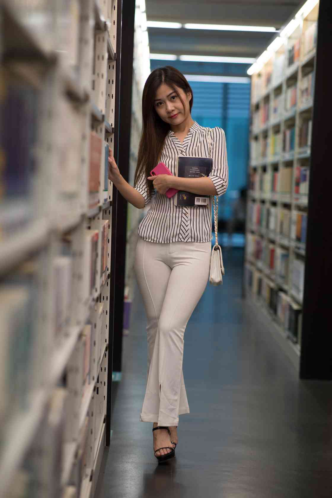 图片[5]-逛书店的白色紧身裤女孩【450P】04040-学姐图库