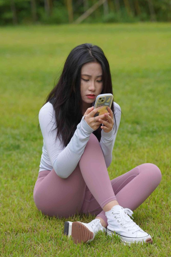 坐在草地玩手机的瑜伽姑娘【733P】04012-学姐图库