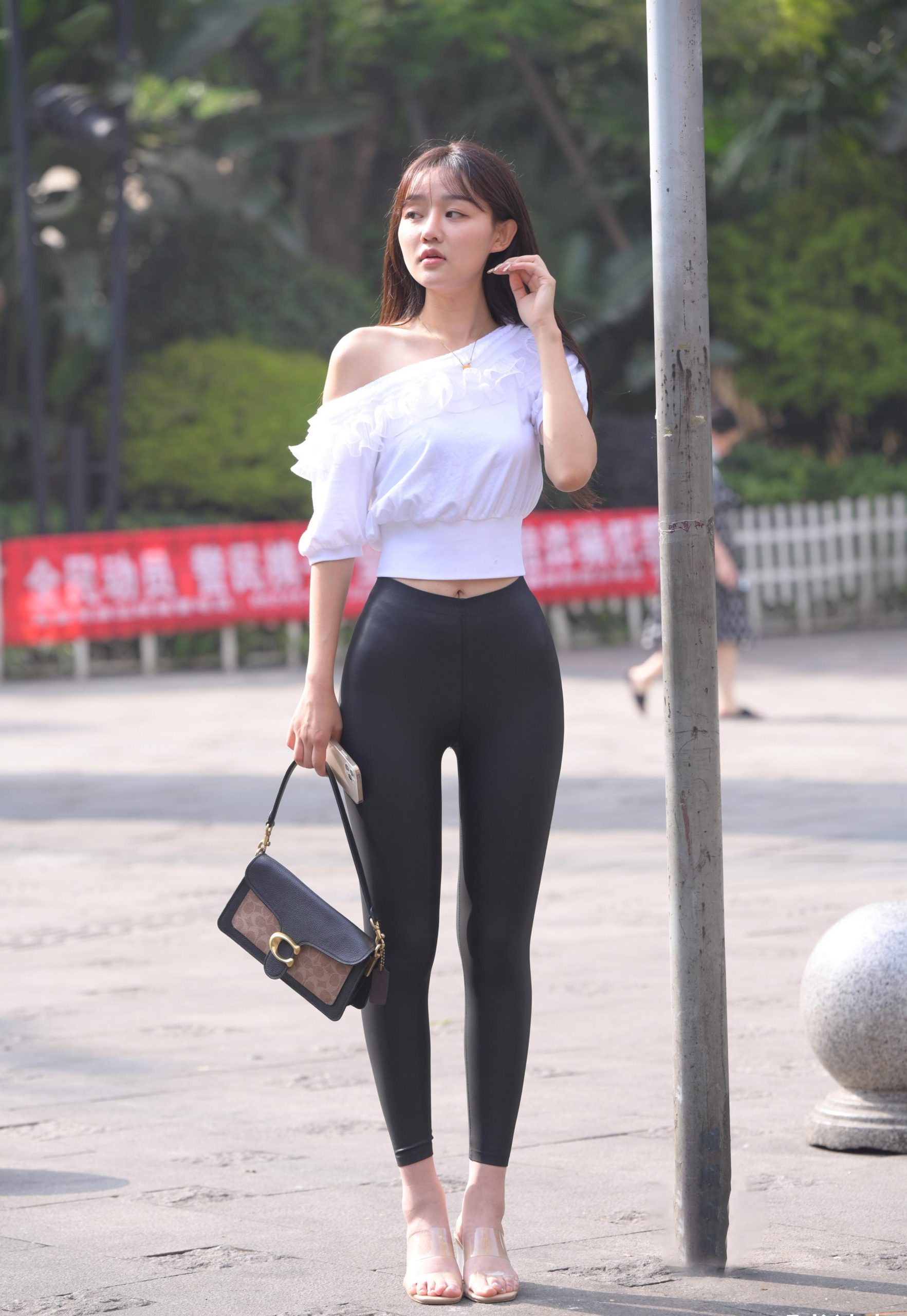图片[5]-笑容非常甜美且治愈的皮裤女孩 J1945 751P1V-22.1GB-学姐图库