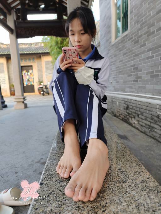 【免费】专心致志玩手机的女孩【42P】20028-学姐图库