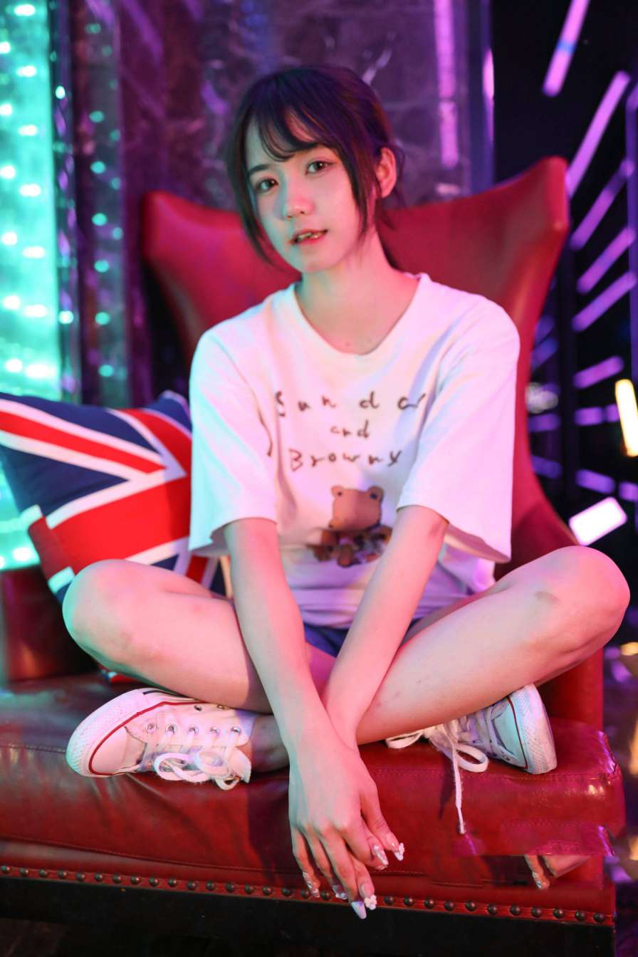 图片[2]-KTV里唱歌的长腿帆布鞋女孩【102P】20015-学姐图库