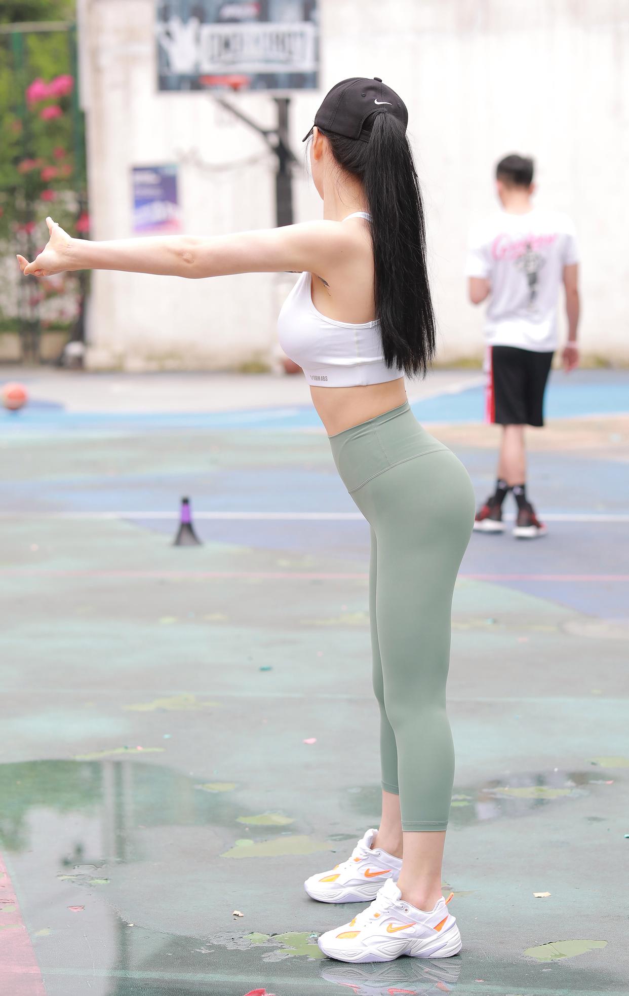 打扮很休闲的瑜伽裤女孩 J1600 415P3V-10.4GB-学姐图库
