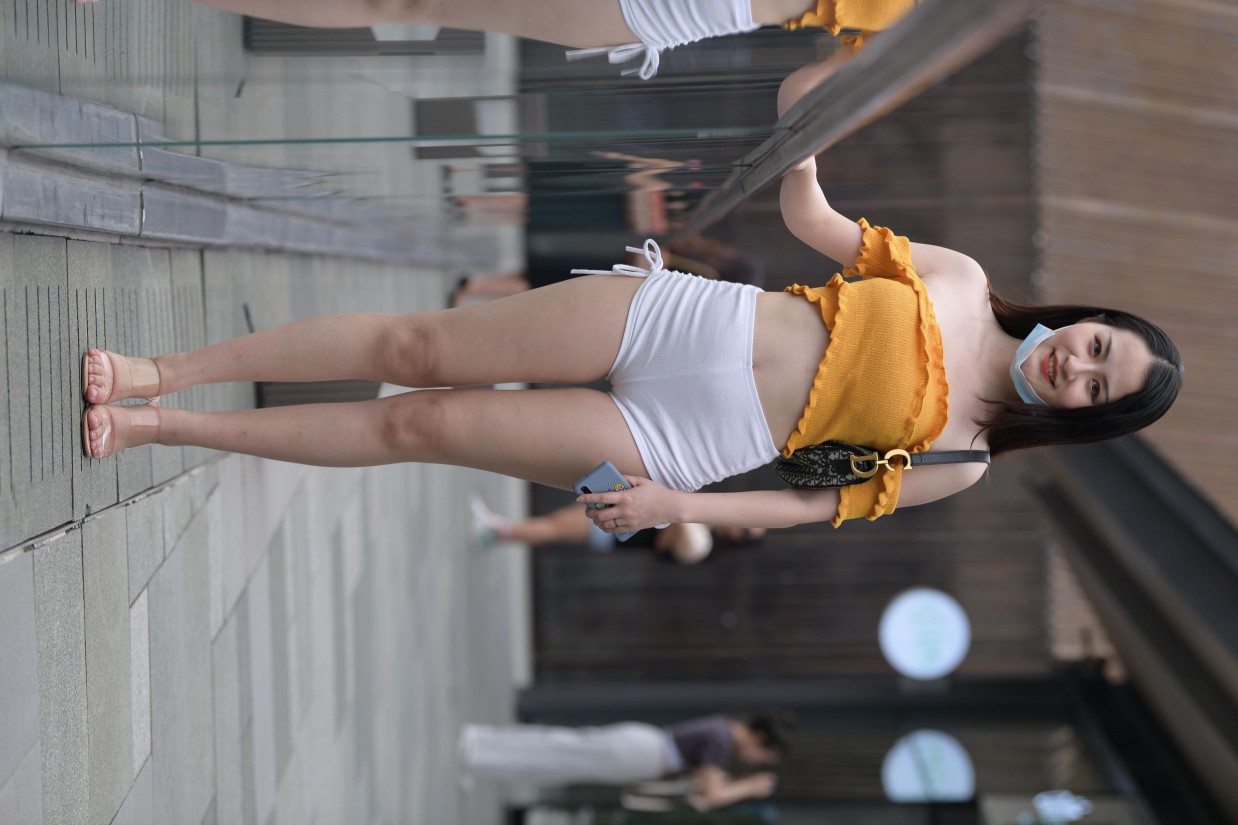 图片[2]-高腰白色短裤的漂亮女孩【767P】00065-学姐图库