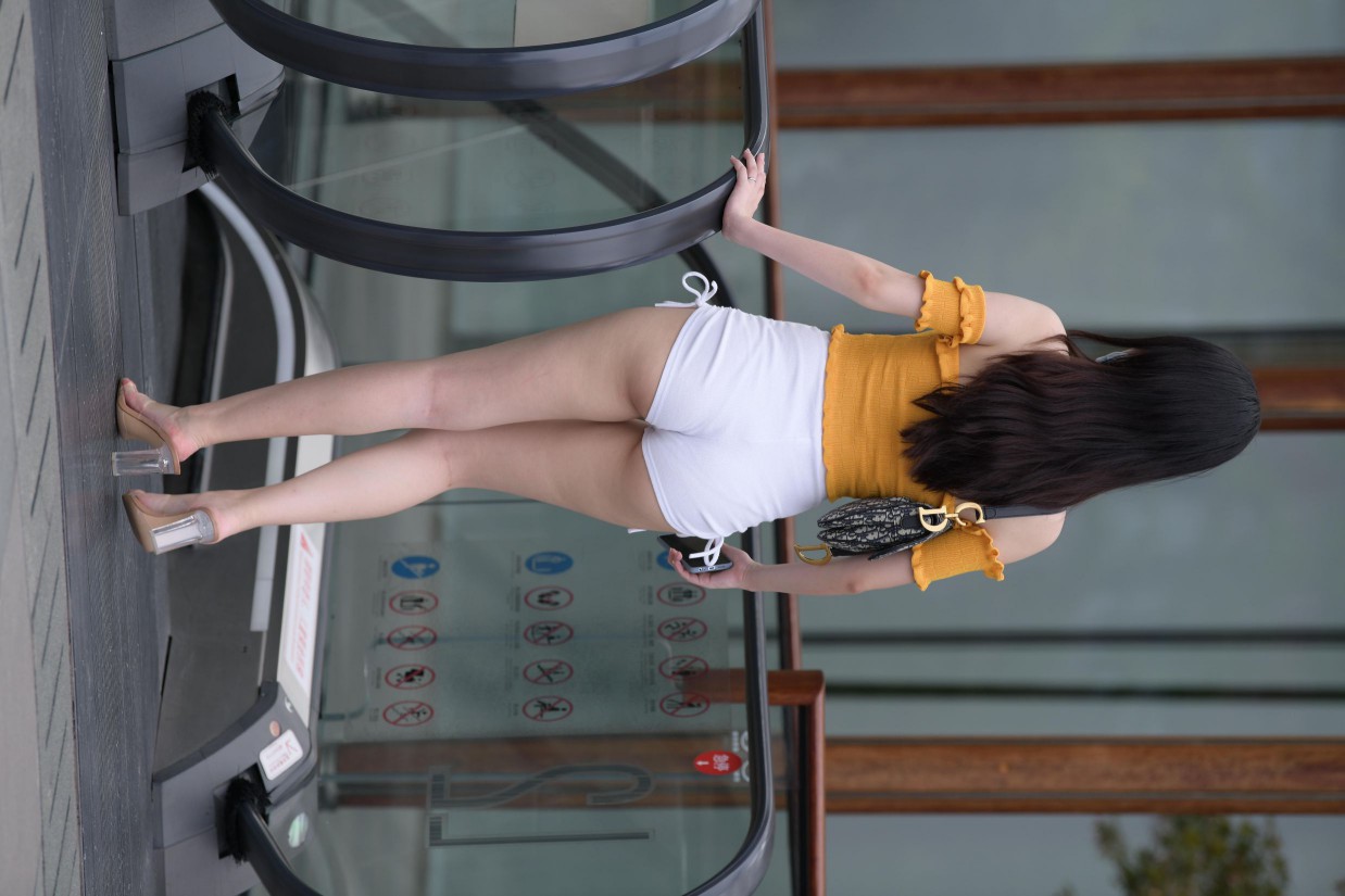 图片[3]-高腰白色短裤的漂亮女孩【767P】00065-学姐图库
