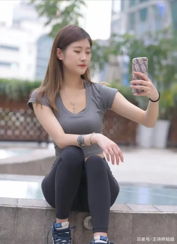 图片[2]-有小虎牙非常甜美的瑜伽裤女孩-学姐图库