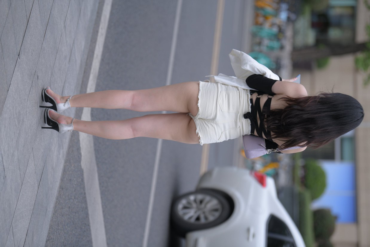 图片[2]-长发飘飘的白色热裤美丽女孩【49P】00029-学姐图库
