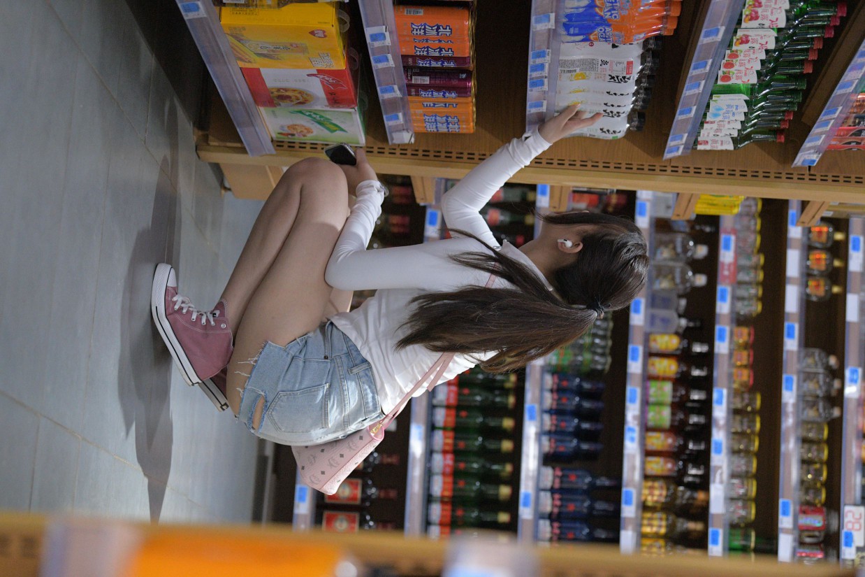 图片[5]-紧身牛仔短裤骑自行车的漂亮女孩【588P】00053-学姐图库