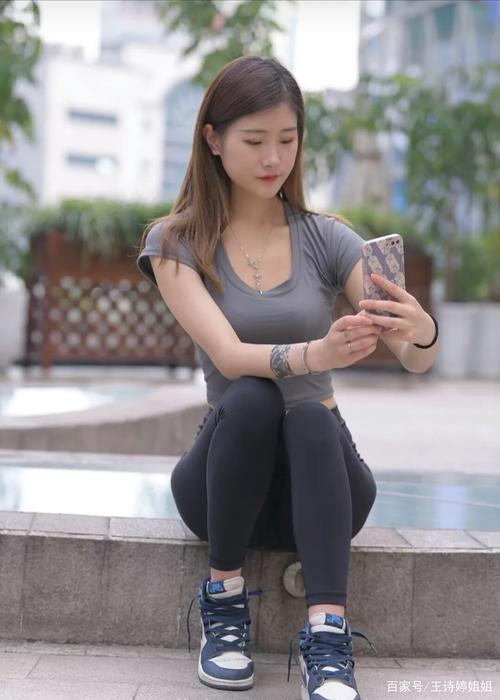 有小虎牙非常甜美的瑜伽裤女孩-学姐图库