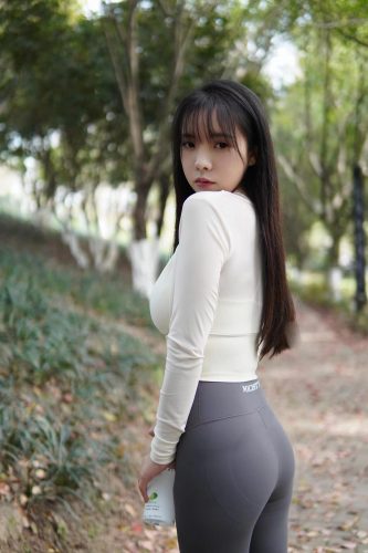 图片[9]-穿瑜伽裤爬山的长发少女-学姐图库