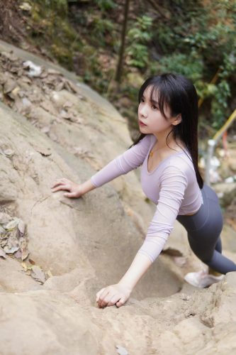 图片[8]-穿瑜伽裤爬山的长发少女-学姐图库