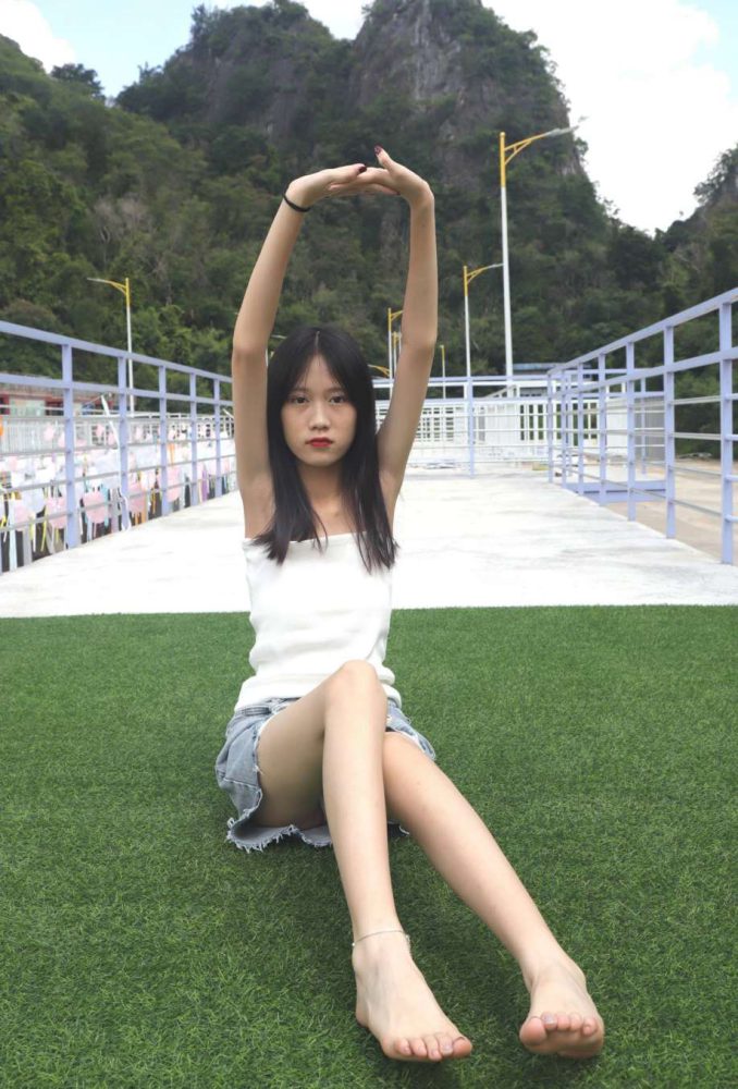 坐在草地上的长发女孩【172P】20012-学姐图库