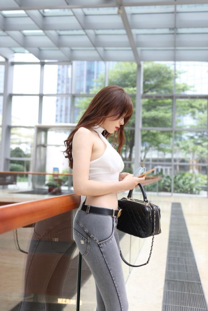 紧身牛仔裤烫发女孩逛商场【124】00026-学姐图库
