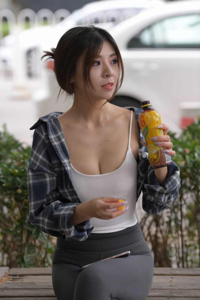 喝饮料的瑜伽裤女孩J2242 383P1V-17.5GB-学姐图库