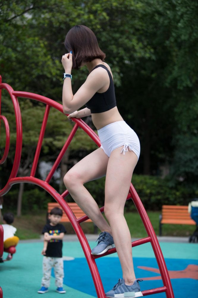 在户外玩耍的白色短裤漂亮姑娘【239P】00061-学姐图库