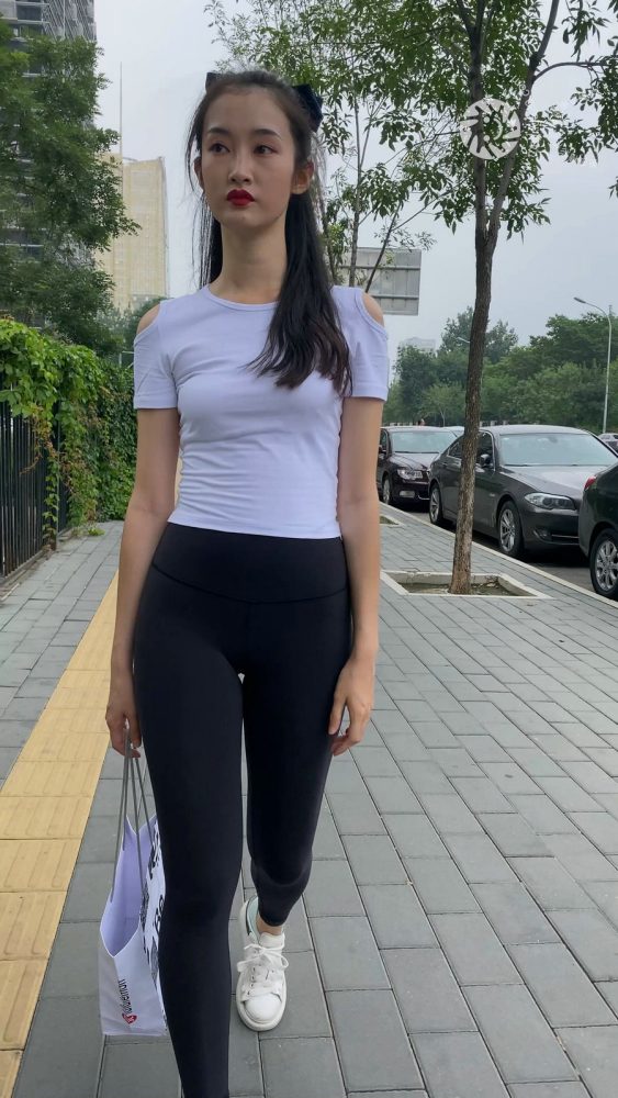 黑色瑜伽裤逛街的女孩J4000 MP4-7.76GB-学姐图库