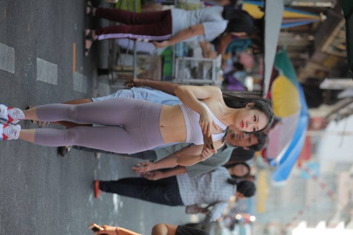 逛街的马尾辫瑜伽老师【556P】00016-学姐图库