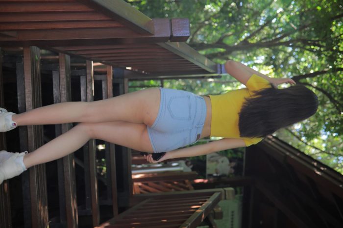 在户外散心的紧身牛仔短裤女孩【536P】00048-学姐图库