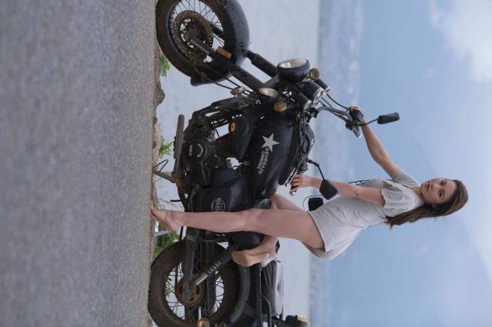 阴雨天在海边骑车的长发女人【156P】00044-学姐图库