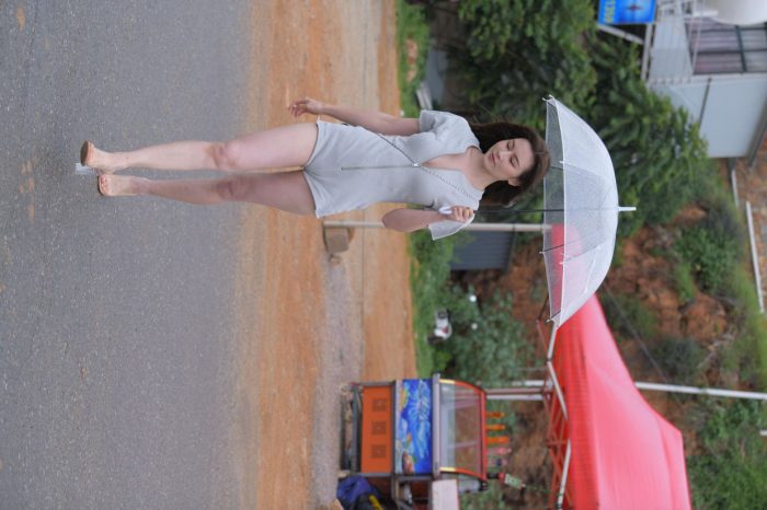 阴雨天在海边骑车的长发女人【156P】00044-学姐图库