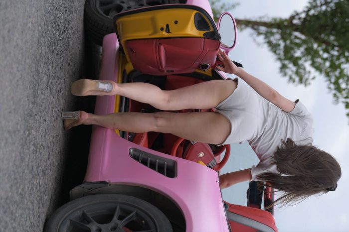 在海边开跑车的连衣短裤女孩【390P】00030-学姐图库