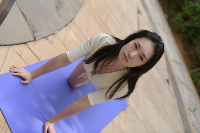 游泳池旁边的比基尼女生【327P】00042-学姐图库