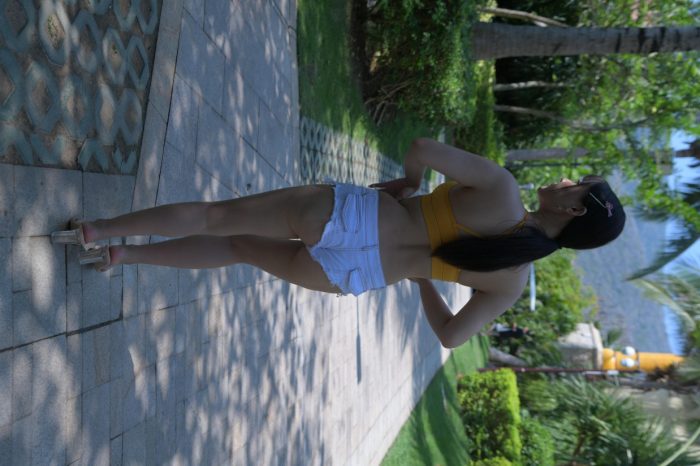在海南度假的紧身白色短裤女孩【202P】00033-学姐图库