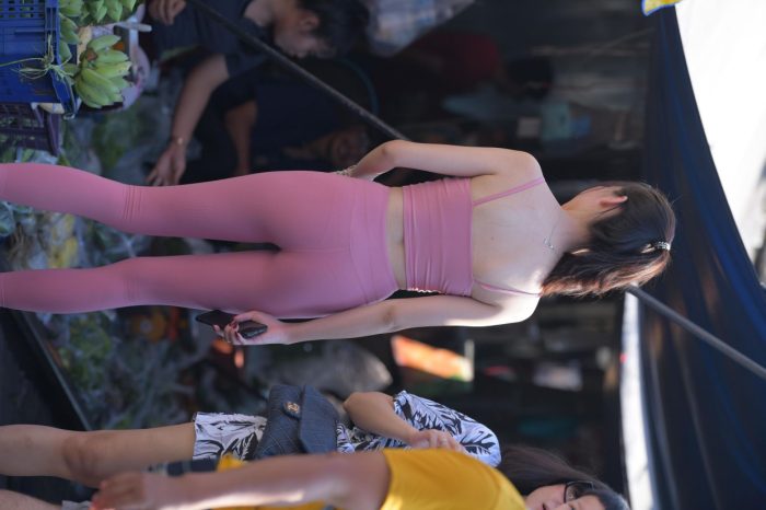 粉色的甜美瑜伽裤女孩在逛街【372P】00057-学姐图库