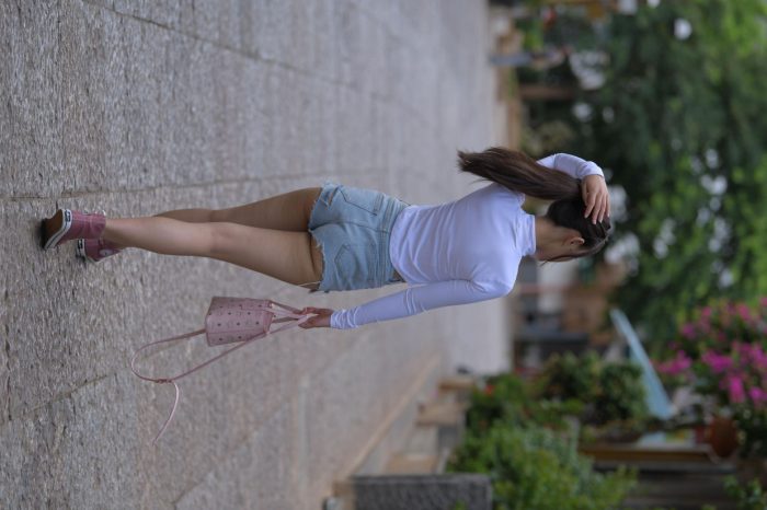 紧身牛仔短裤骑自行车的漂亮女孩【588P】00053-学姐图库