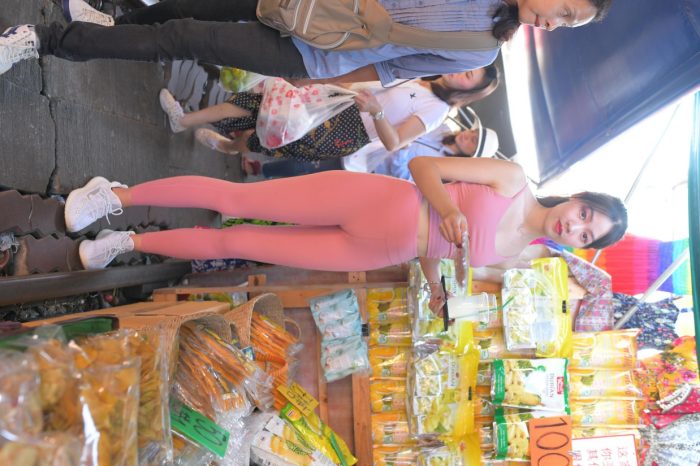 粉色的甜美瑜伽裤女孩在逛街【372P】00057-学姐图库