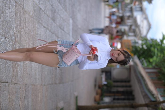 紧身牛仔短裤骑自行车的漂亮女孩【588P】00053-学姐图库