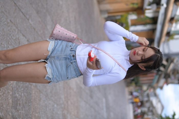 紧身牛仔短裤骑自行车的漂亮女孩【588P】00053-学姐图库