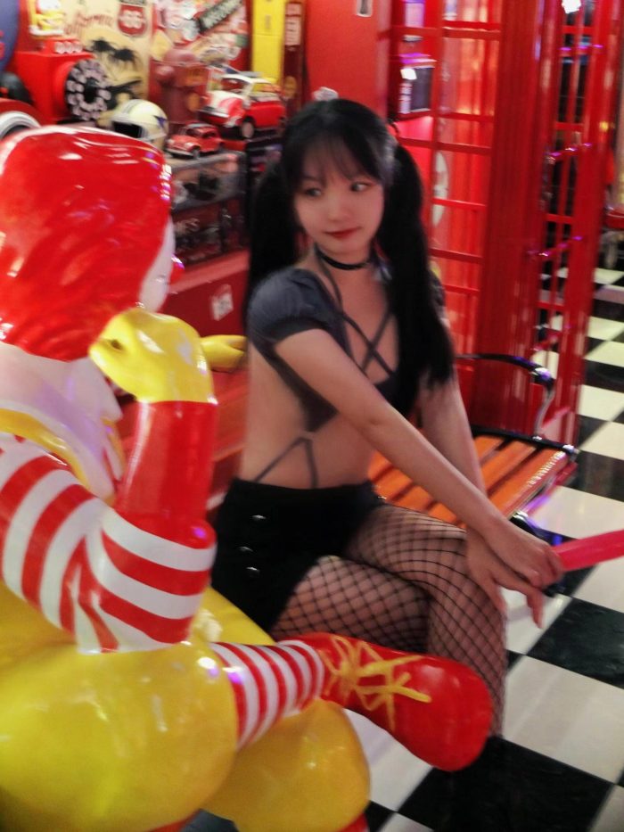 网格丝袜的清纯双马尾小姑娘-学姐图库