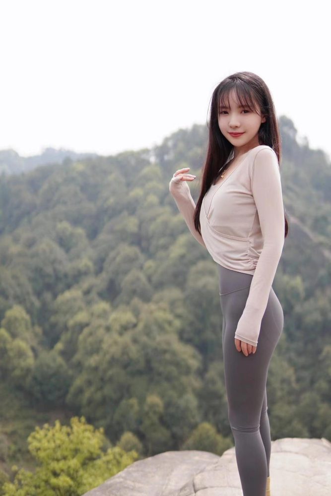 穿瑜伽裤爬山的长发少女-学姐图库