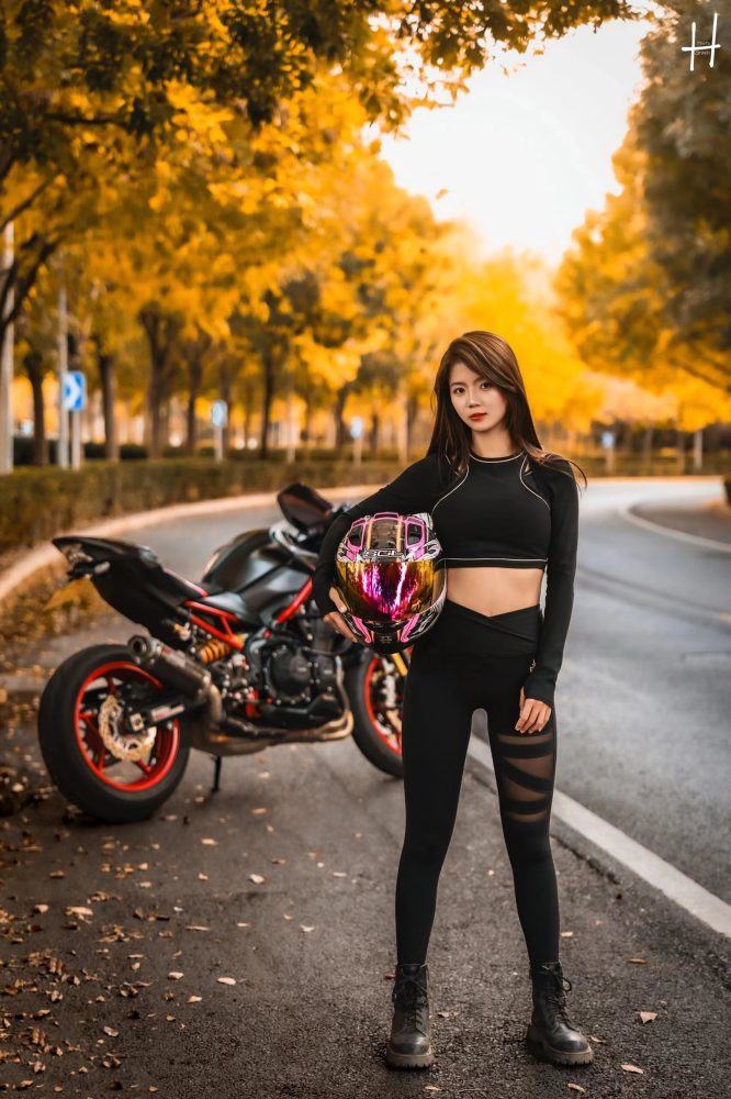 骑摩托车的瑜伽裤美女身材太好了！-学姐图库